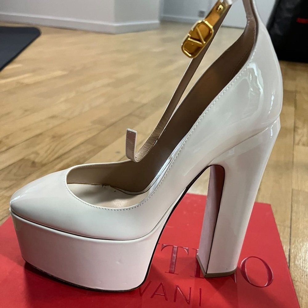 Valentino Garavani Tan-Go patent-leather platform pump.
Size 37 WORN ONCE